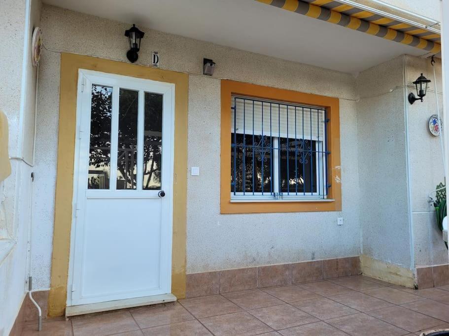 Apartamento Bajo Con Terraza Y Piscina Torrevieja Exteriér fotografie